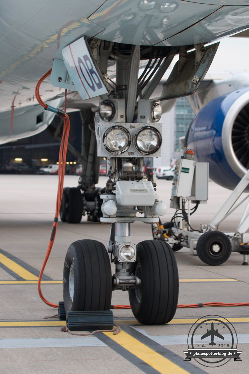 Condor B757-300 D-ABOB Front Gear Lights